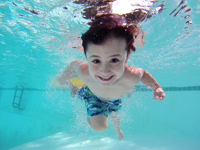 dítě plavající v protiproudu