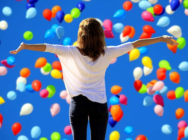 balonky nad ženou.jpg